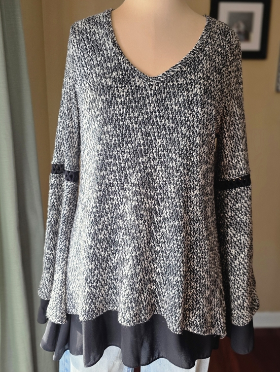 Design Lab Lord & Taylor Tops - Design Lab Lord & Taylor Bell Sleeve Sweater - Size Medium -Flawless Piece